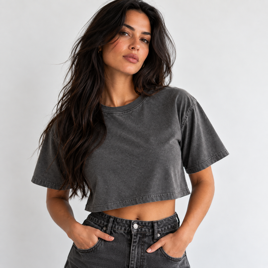 Crop top premium femme 100 % coton Shadow, coupe courte et vue de face – L’ATELIER 514
