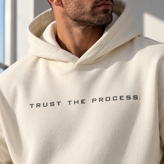 Détail du design TRUST THE PROCESS navy sur hoodie heavyweight homme Cream 13.5 oz – L’ATELIER 514