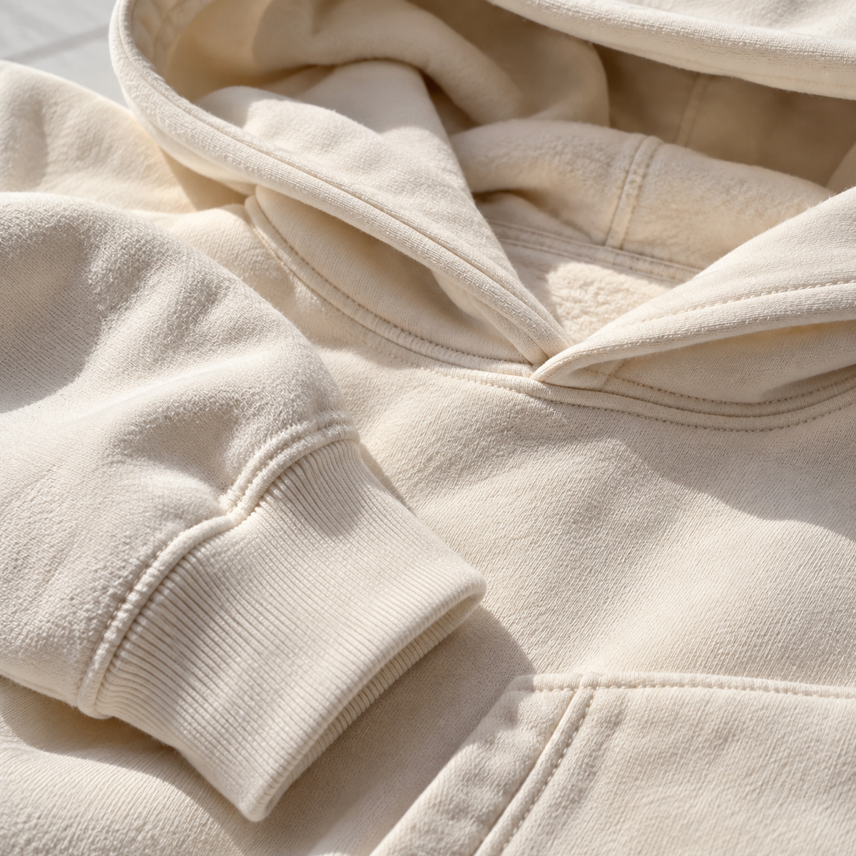 Détail du tissu heavyweight 13.5 oz en coton du hoodie homme Cream – L’ATELIER 514
