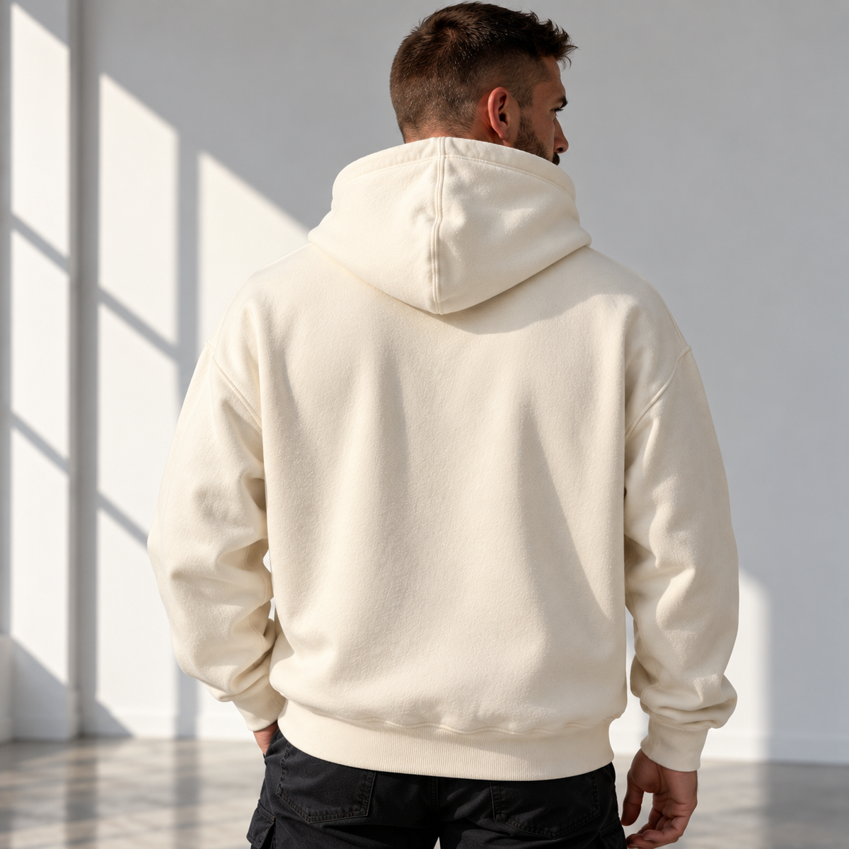 Vue de dos du hoodie heavyweight homme Cream 13.5 oz, coupe légèrement oversized – L’ATELIER 514
