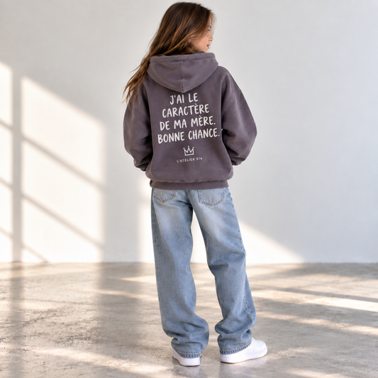 Hoodie Heavyweight enfant et ado Pigment Plum, vue de face avec petite couronne sur le cœur, L’ATELIER 514 Montréal.