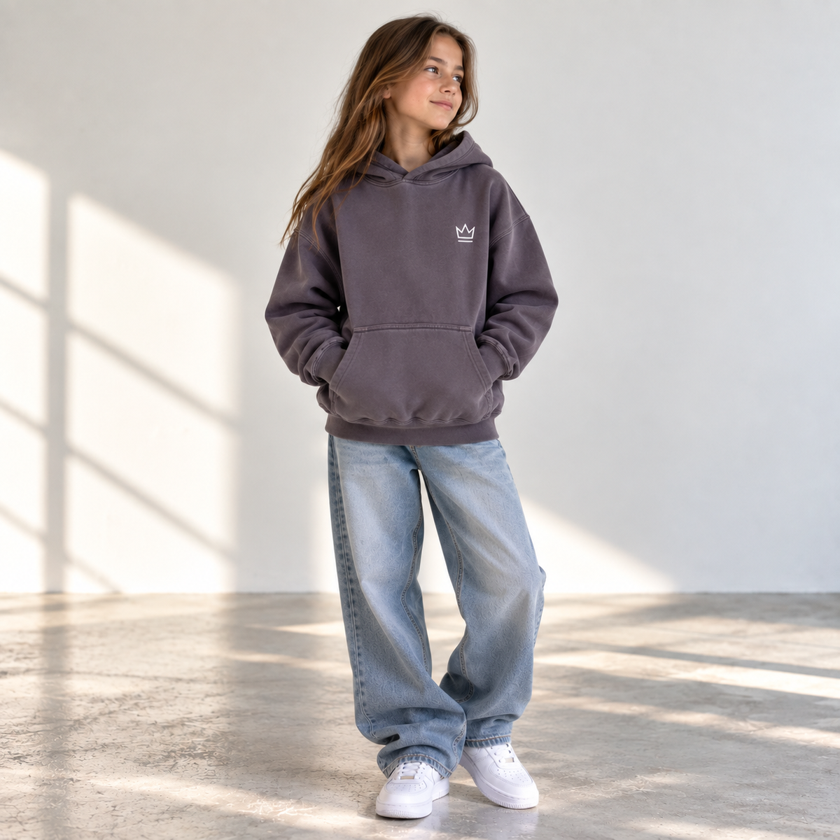 Hoodie Heavyweight enfant et ado Pigment Plum, vue de face avec petite couronne sur le cœur, L’ATELIER 514 Montréal.