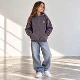 Hoodie Heavyweight enfant et ado Pigment Plum, vue de face avec petite couronne sur le cœur, L’ATELIER 514 Montréal.