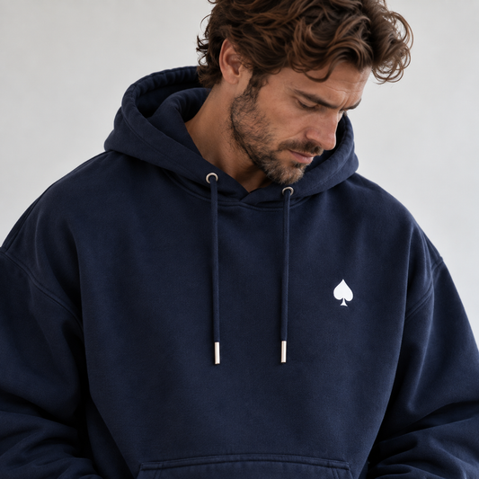 Gros plan du hoodie premium Navy pour homme L’ATELIER 514, tissu heavyweight 450 GSM et design as de pique sur la poitrine.