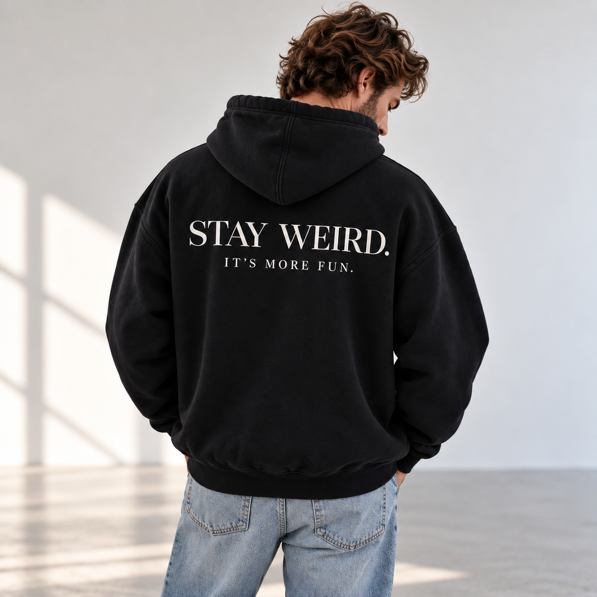 Hoodie premium Black pour homme avec design blanc STAY WEIRD. IT’S MORE FUN. au dos, L’ATELIER 514.