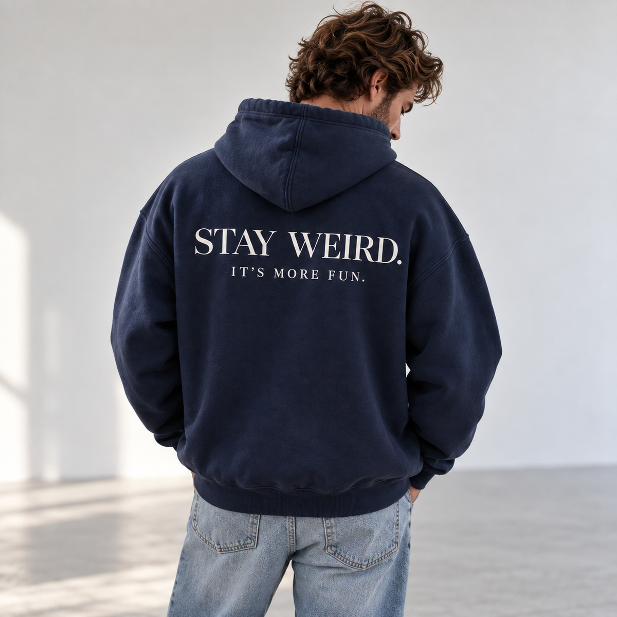 Hoodie premium Navy pour homme avec design au dos STAY WEIRD. IT’S MORE FUN., collection L’ATELIER 514.