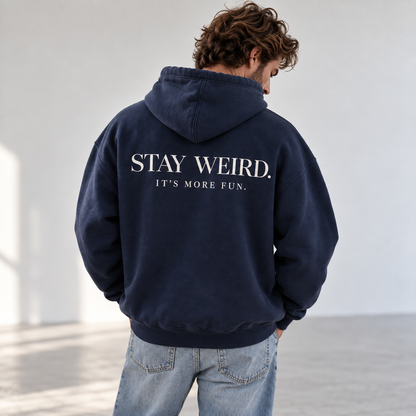 Hoodie premium Navy pour homme avec design au dos STAY WEIRD. IT’S MORE FUN., collection L’ATELIER 514.