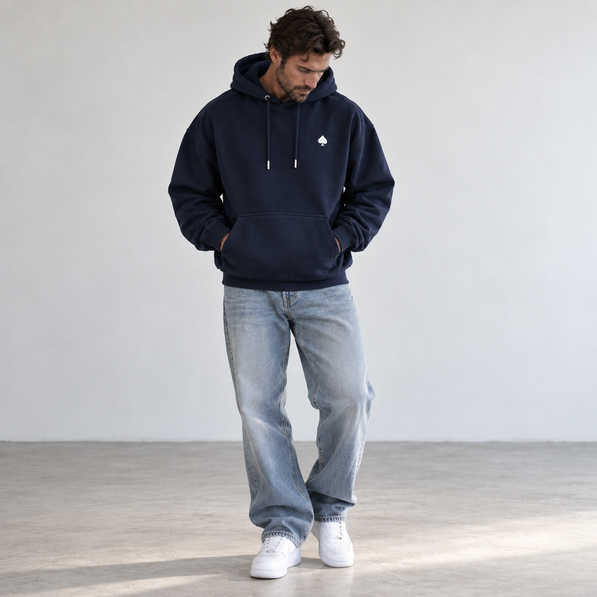Hoodie premium homme Navy L’ATELIER 514, coupe oversized heavyweight 450 GSM avec petit as de pique blanc sur la poitrine.