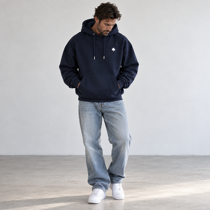Hoodie premium homme Navy L’ATELIER 514, coupe oversized heavyweight 450 GSM avec petit as de pique blanc sur la poitrine.