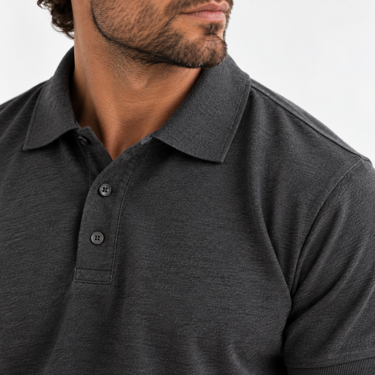 Polo premium homme Charcoal Grey, col structuré et tissu dense 6.2 oz, L’ATELIER 514 Montréal.