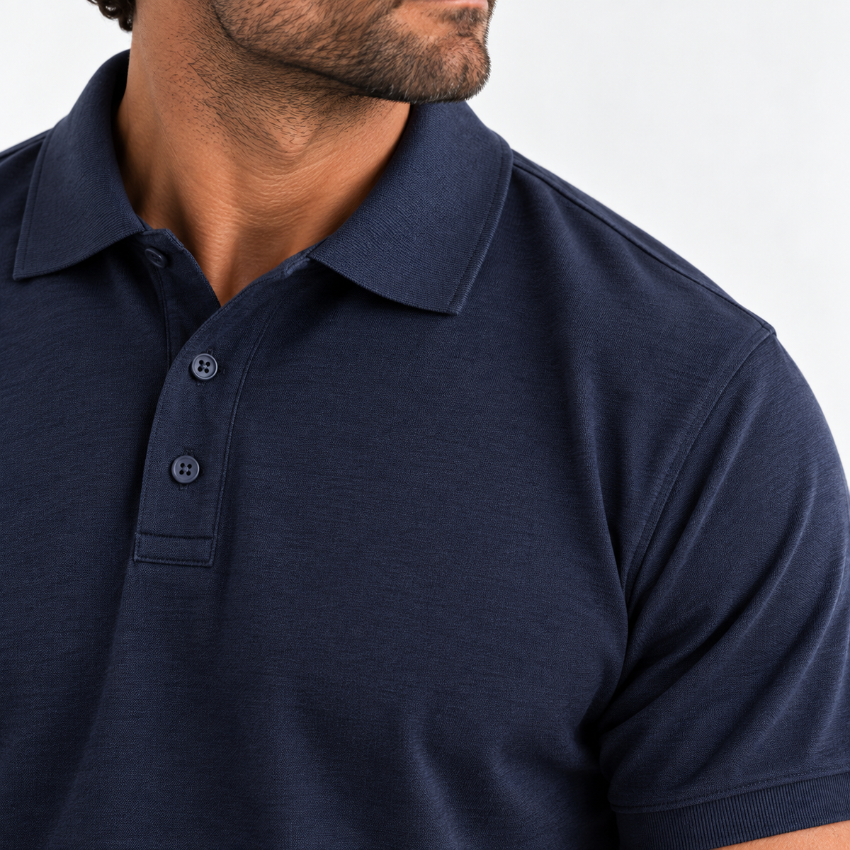 Polo premium homme Navy, col, boutons et texture du tissu 6.2 oz, L’ATELIER 514 Montréal.
