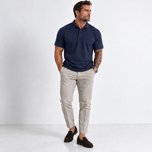 Polo premium homme Navy, vue de face, tissu dense 6.2 oz et coupe structurée, L’ATELIER 514 Montréal.