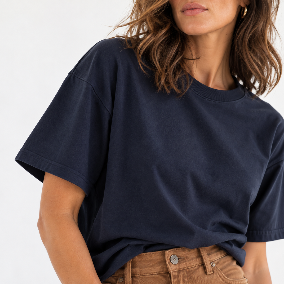 Détail du T-shirt oversized premium Vulcan Navy L’ATELIER 514, tissu doux avec face 100 % coton et coupe structurée.