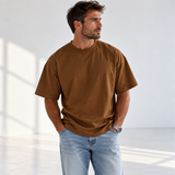Homme portant un t-shirt premium Tobacco L’ATELIER 514, coupe légèrement oversized avec épaules tombantes.