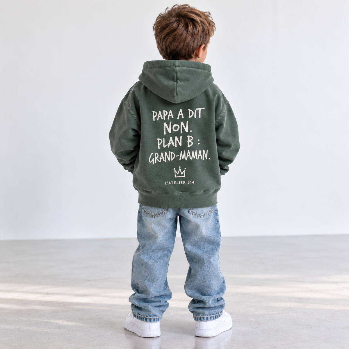 Hoodie Heavyweight enfant et ado Alpine Green, vue de dos avec design « Papa a dit non, Plan B : Grand-Maman », L’ATELIER 514 Montréal.