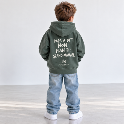 Hoodie Heavyweight enfant et ado Alpine Green, vue de dos avec design « Papa a dit non, Plan B : Grand-Maman », L’ATELIER 514 Montréal.