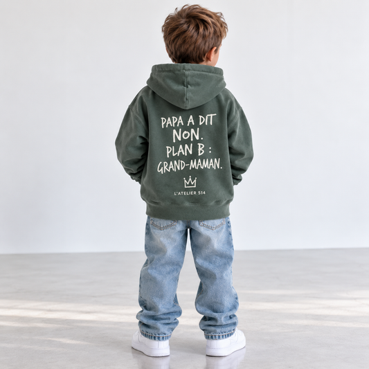 Hoodie Heavyweight enfant et ado Alpine Green, vue de dos avec design « Papa a dit non, Plan B : Grand-Maman », L’ATELIER 514 Montréal.