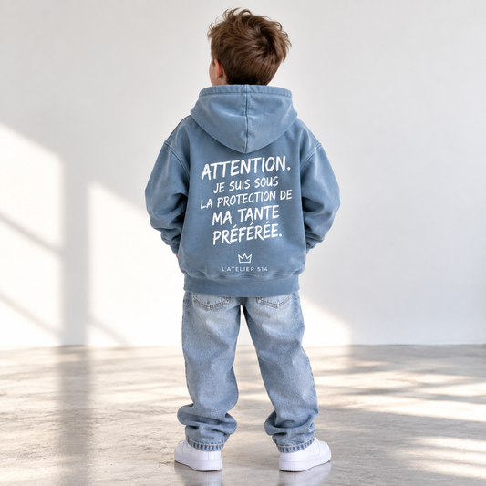 Hoodie Heavyweight enfant et ado Light Blue, vue de dos avec design « Protection de ma tante préférée », L’ATELIER 514 Montréal.