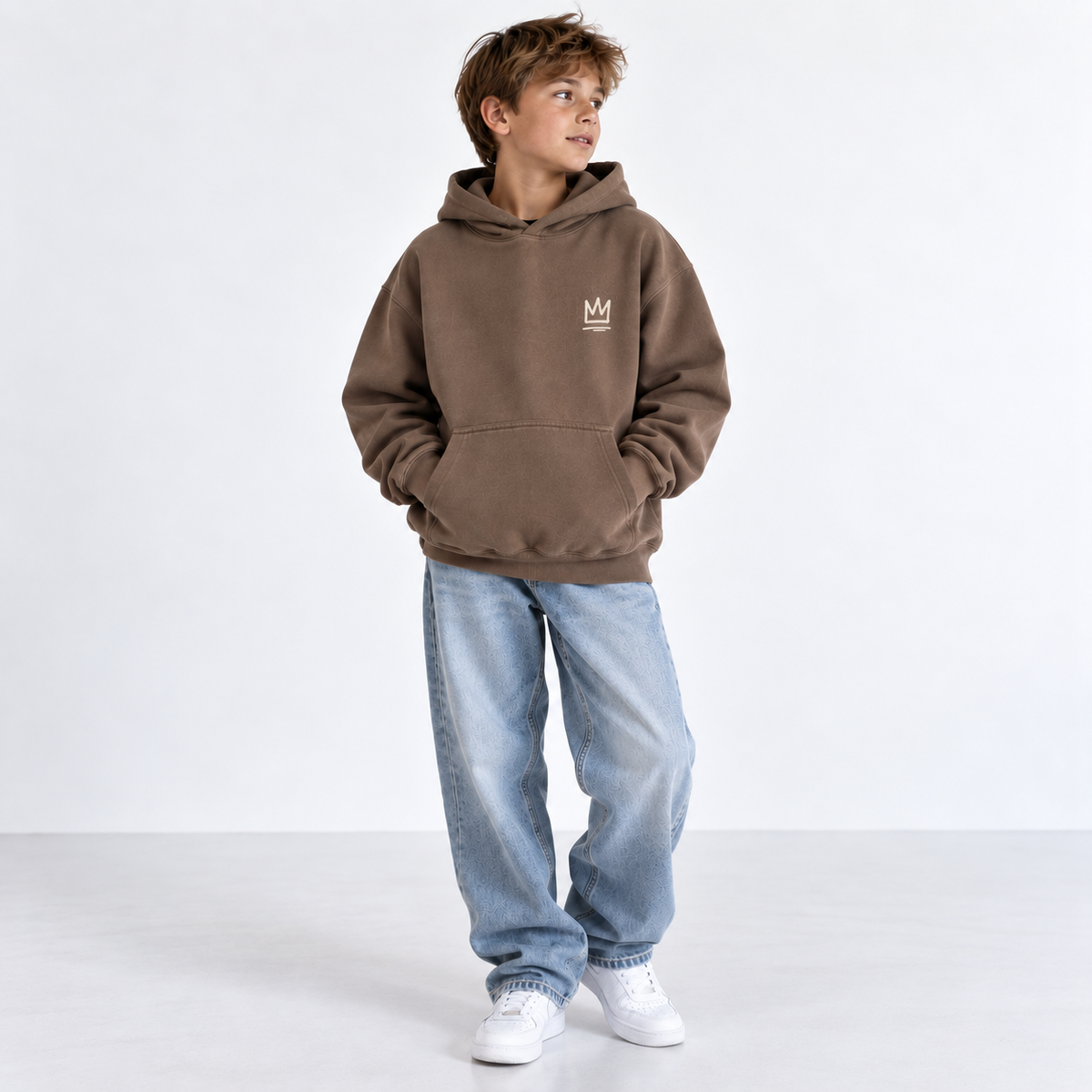 Hoodie Heavyweight enfant et ado Mocha, vue de face avec petite couronne sur le cœur, molleton premium 8.5 oz, L’ATELIER 514 Montréal.