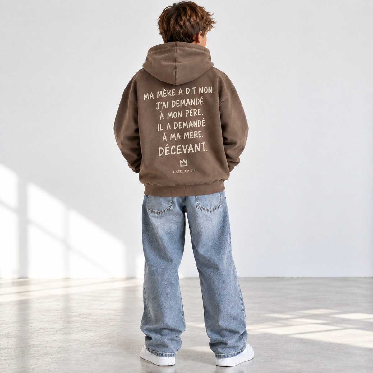 Hoodie Heavyweight enfant et ado Mocha, vue de dos avec design imprimé, molleton épais 8.5 oz, L’ATELIER 514 Montréal.