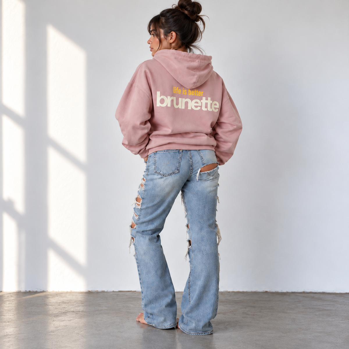 Hoodie premium femme Dusty Pink avec design Life Is Better In Brunette, vue de dos - L'atelier 514