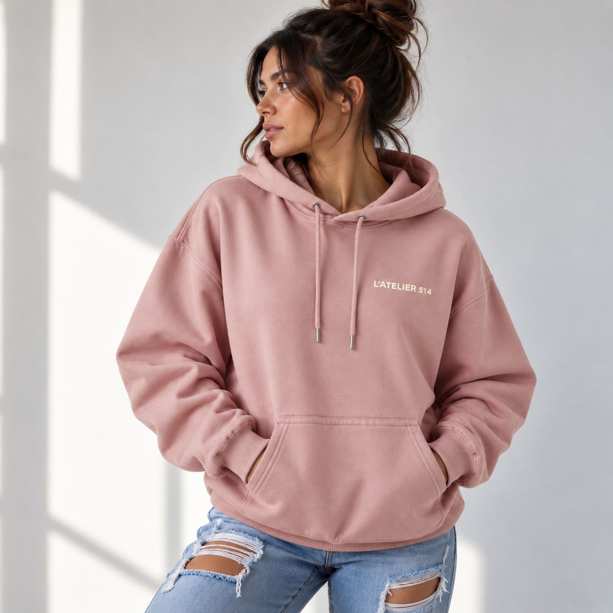 Hoodie premium femme Dusty Pink avec design Life Is Better In Brunette, vue de face - L'atelier 514