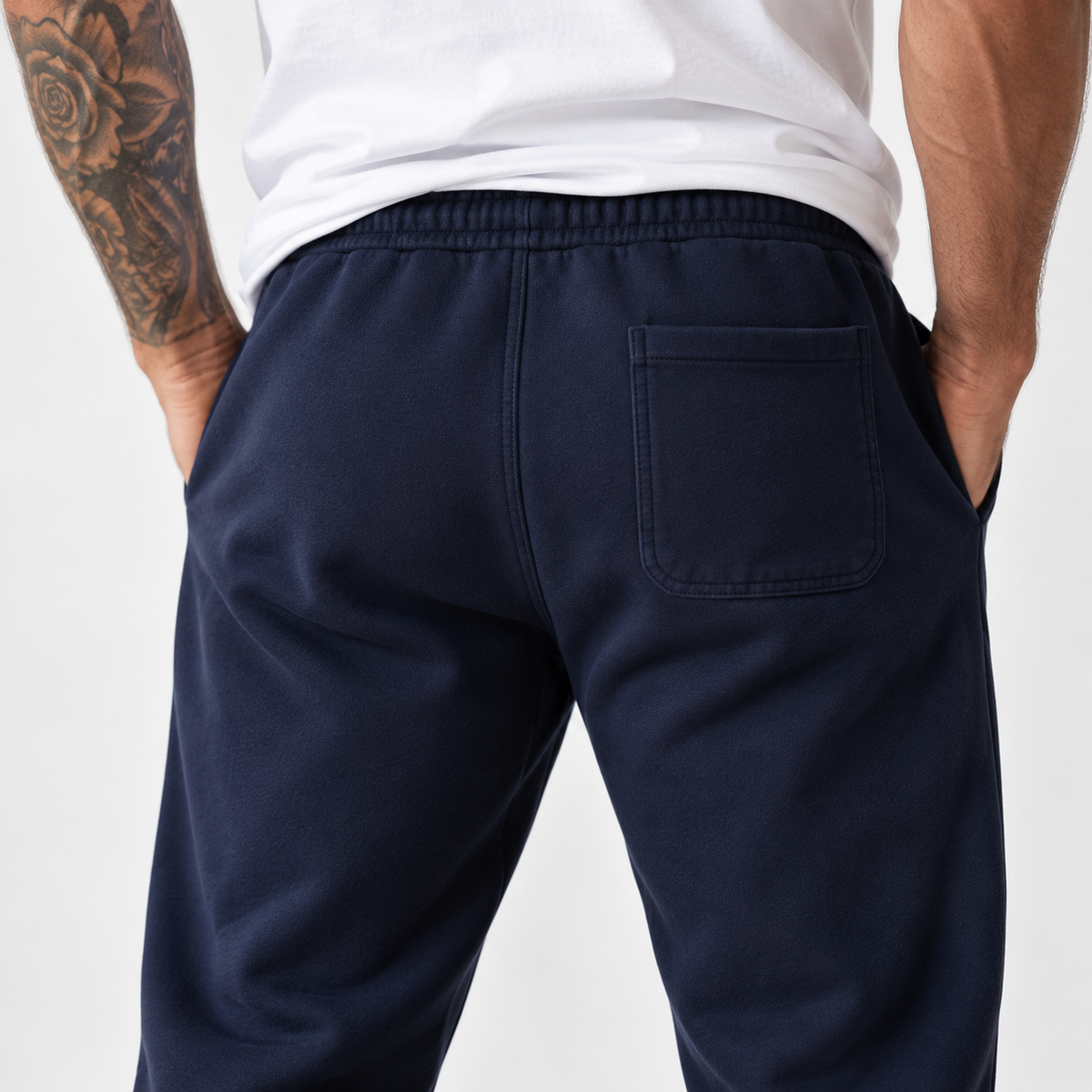 Jogger premium homme Navy en coton, détail de la coupe et des poches arrière – L’ATELIER 514