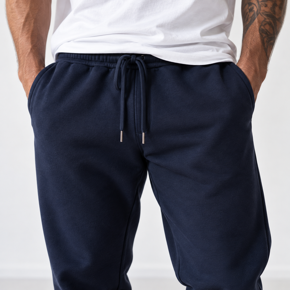 Jogger premium homme Navy en coton, coupe confortable, vue de dos – L’ATELIER 514