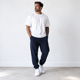 Jogger premium homme Navy en coton, coupe confortable, vue de face – L’ATELIER 514