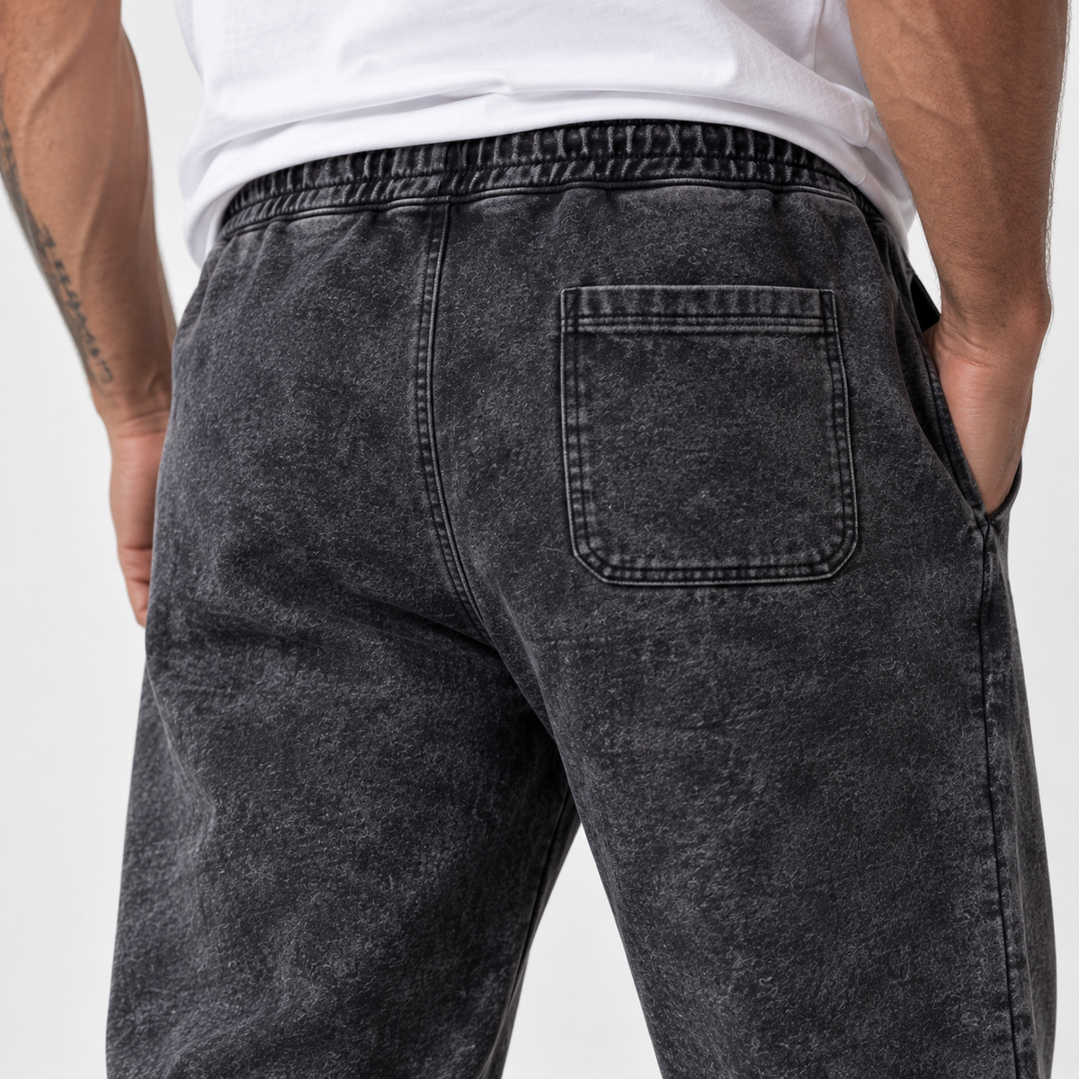 Jogger premium homme Wash Black, détail de la finition Mineral Wash et de la poche arrière – L’ATELIER 514