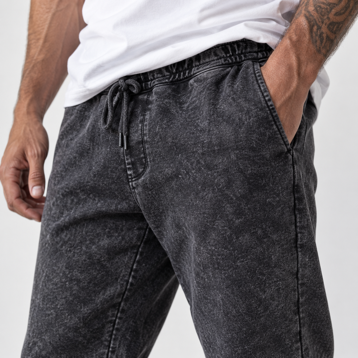 Jogger premium homme Wash Black, détail du tissu Mineral Wash et de la coupe relax – L’ATELIER 514