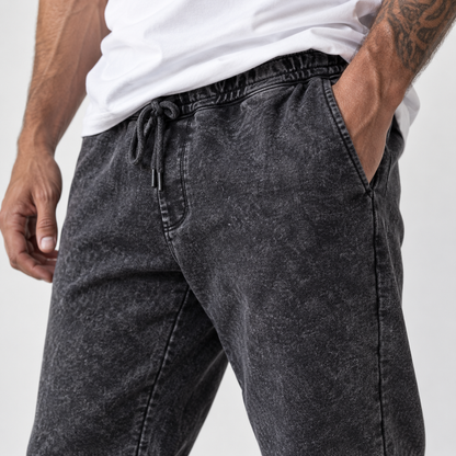 Jogger premium homme Wash Black, détail du tissu Mineral Wash et de la coupe relax – L’ATELIER 514
