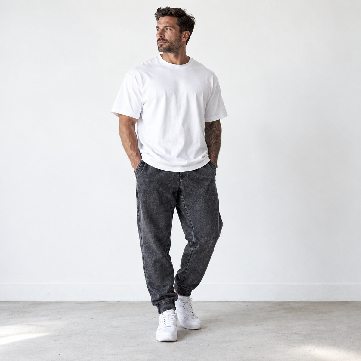 Jogger premium homme Wash Black, coupe relax et finition Mineral Wash, vue de face – L’ATELIER 514
