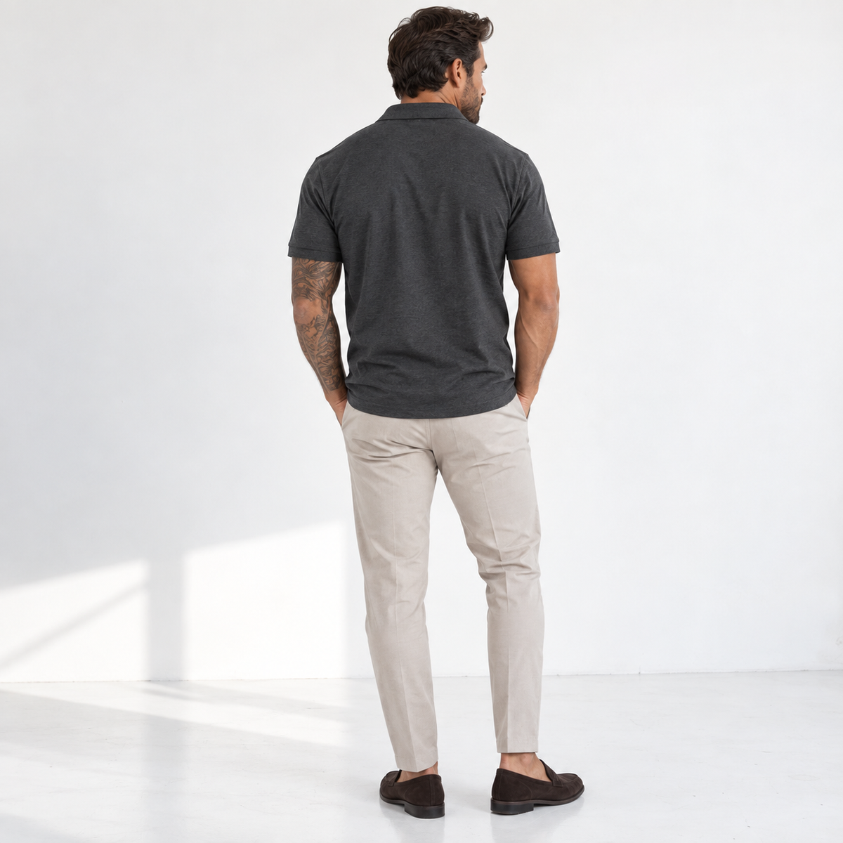 Polo premium homme Charcoal Grey, vue de dos montrant la coupe et le tombé du vêtement, L’ATELIER 514 Montréal.