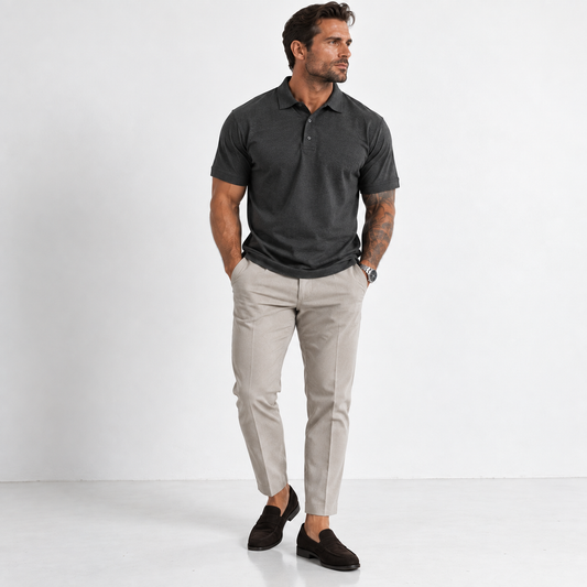Polo premium homme Charcoal Grey, vue de face, coupe structurée et tissu 6.2 oz, L’ATELIER 514 Montréal.
